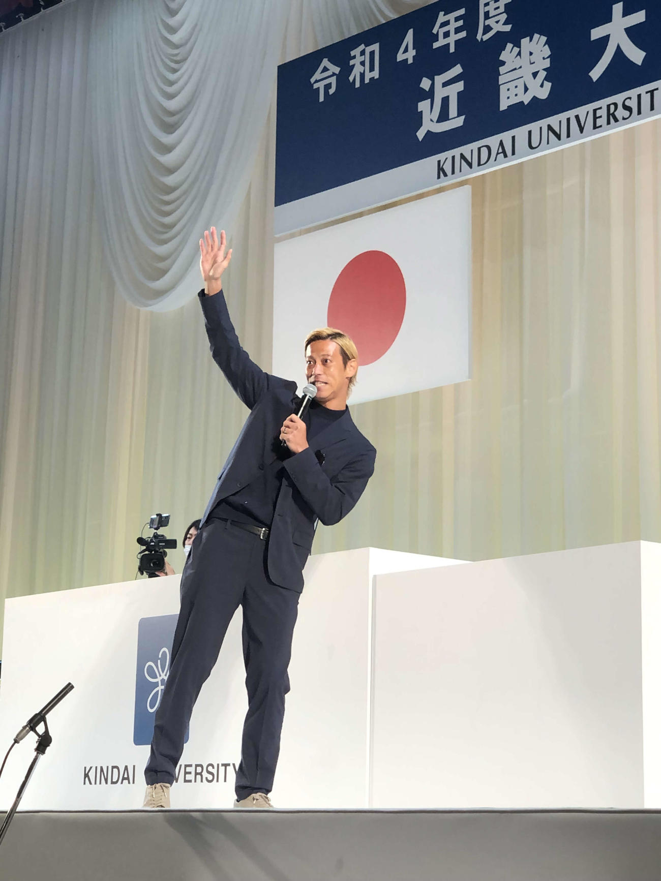 近大の卒業式でサプライズゲストとしてスピーチした本田圭佑