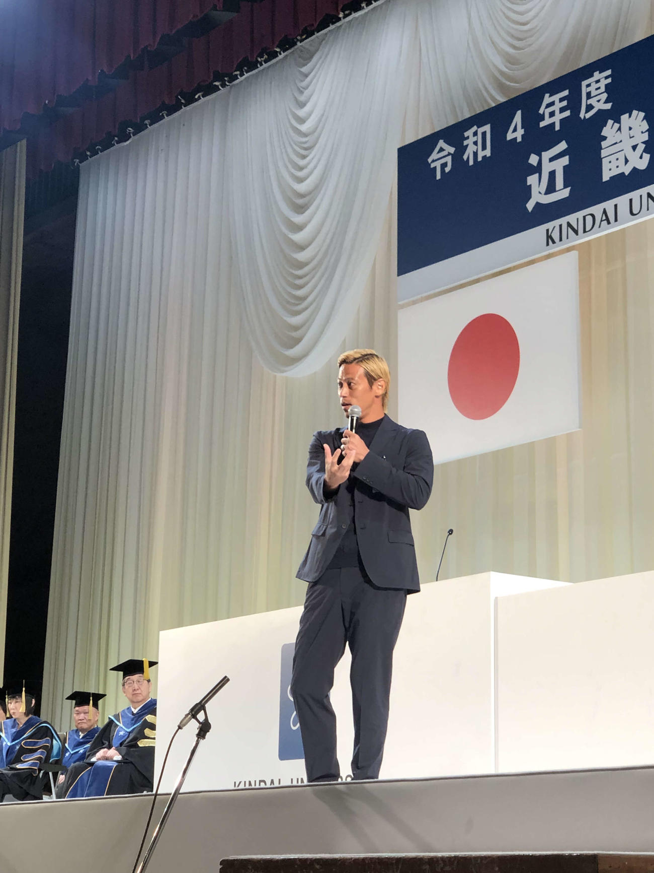 近大の卒業式でサプライズゲストとしてスピーチした本田圭佑