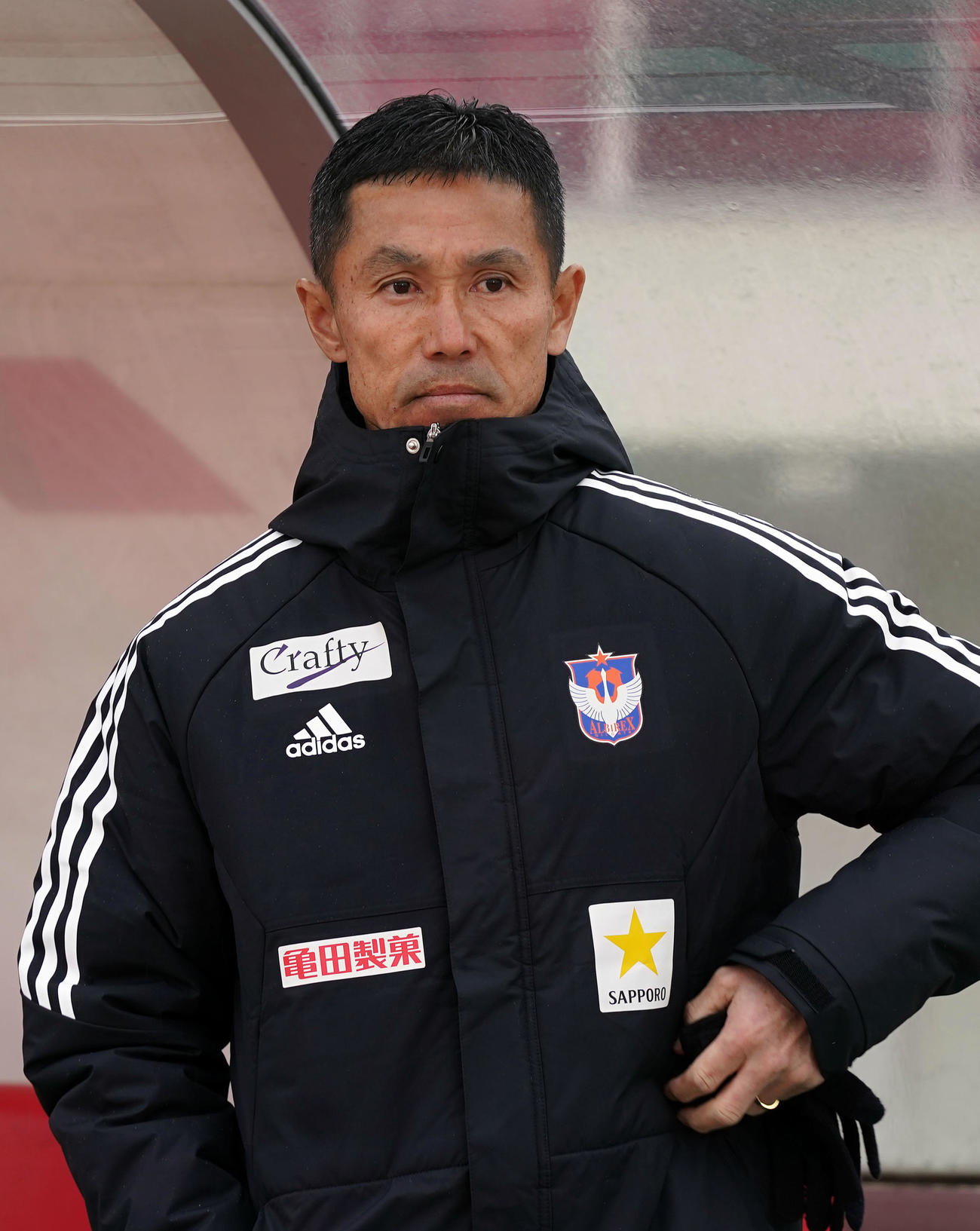 浦和対新潟　試合を見つめる新潟の松橋力蔵監督