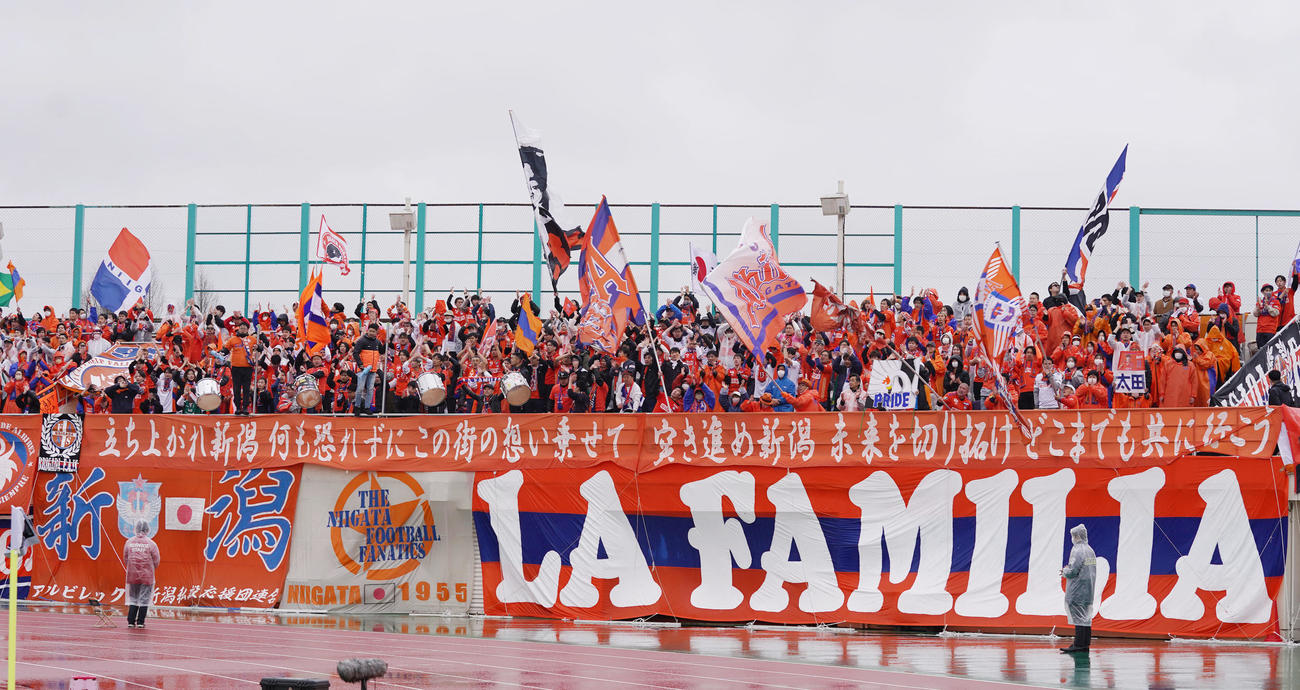 浦和対新潟　試合前、盛り上がる新潟サポーター（撮影・狩俣裕三）