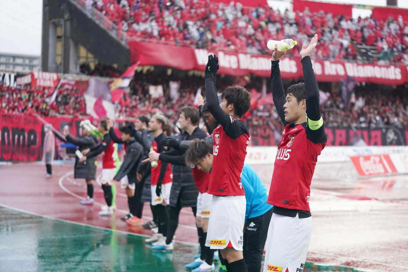 浦和対新潟　新潟に逆転勝ちし、サポーターにあいさつする酒井（手前）ら浦和の選手たち（撮影・狩俣裕三）