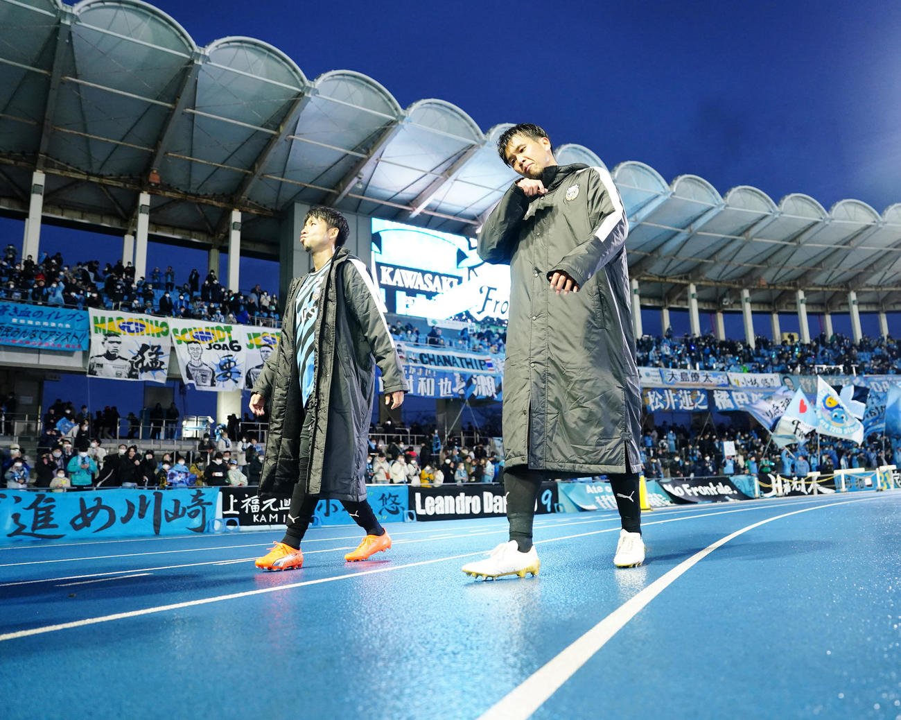 川崎F対C大阪　スコアレスドローに終わり、厳しい表情で場内1周する川崎F山根（右）と小林（撮影・江口和貴）
