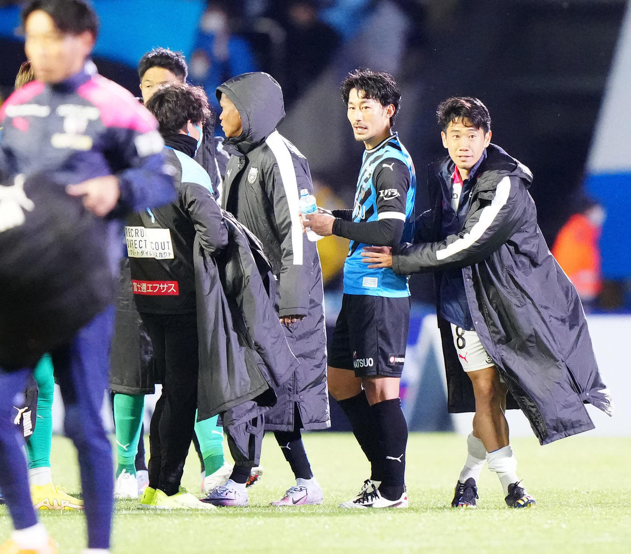 川崎F対C大阪　試合後、川崎F家長（右から2人目）らにあいさつするC大阪香川（撮影・江口和貴）