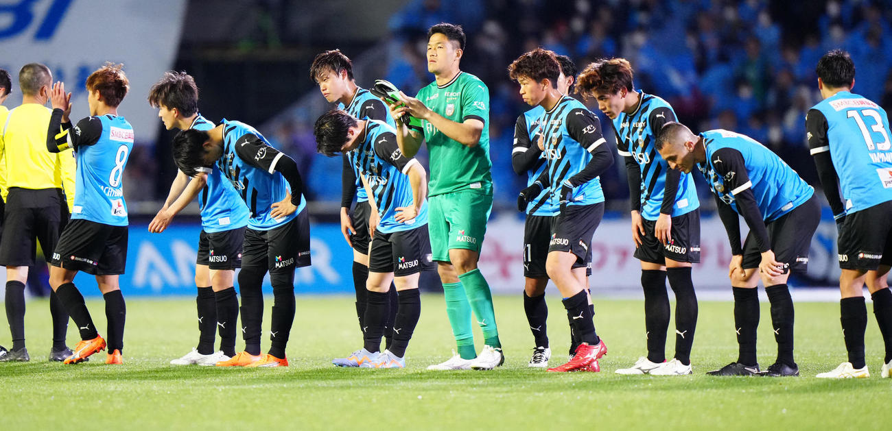 川崎F対C大阪　スコアレスドローに終わり、整列する川崎Fの選手たち（撮影・江口和貴）