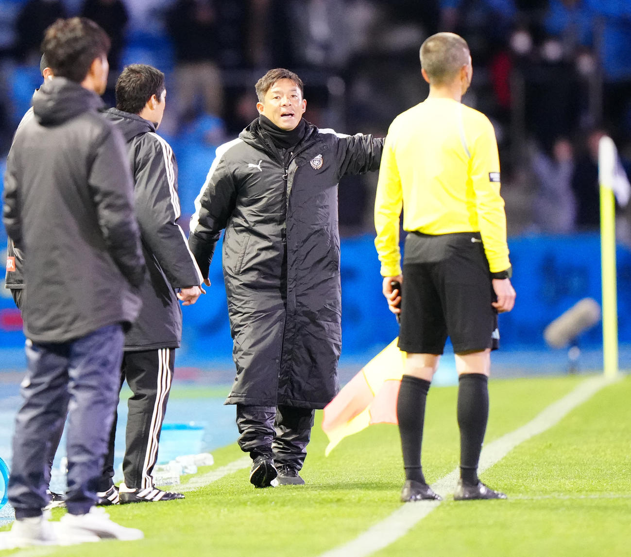川崎F対C大阪　後半、線審に確認する川崎F鬼木監督（撮影・江口和貴）