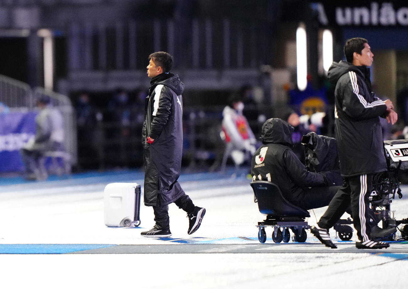 川崎F対C大阪　試合終了のホイッスルを聞き、ベンチに引き揚げる川崎F鬼木監督（左）（撮影・江口和貴）
