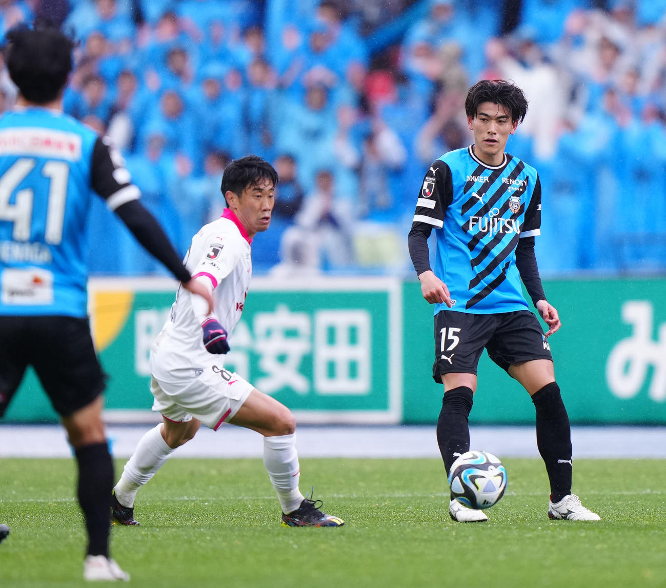 川崎F対C大阪　前半、パスを出す川崎F田辺。左はC大阪香川（撮影・江口和貴）