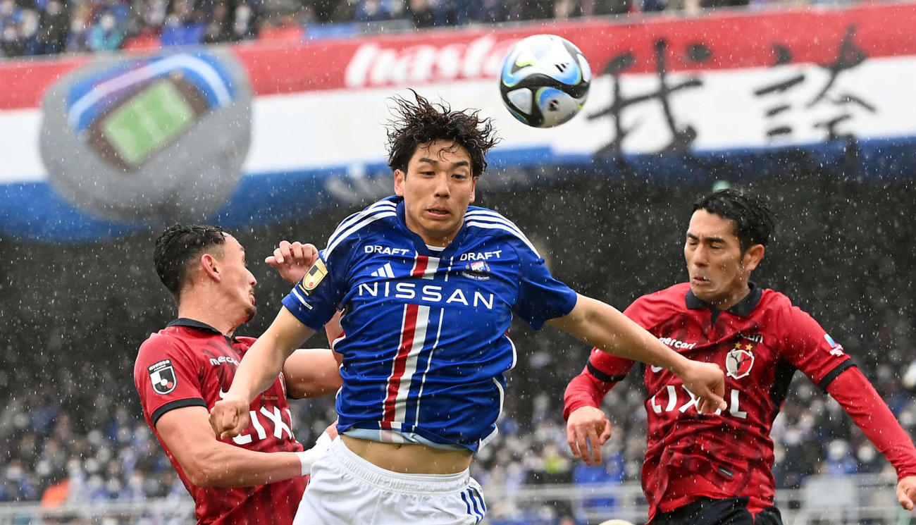 前半、ヘディングでゴールを狙う横浜角田（中央）（撮影・たえ見朱実）