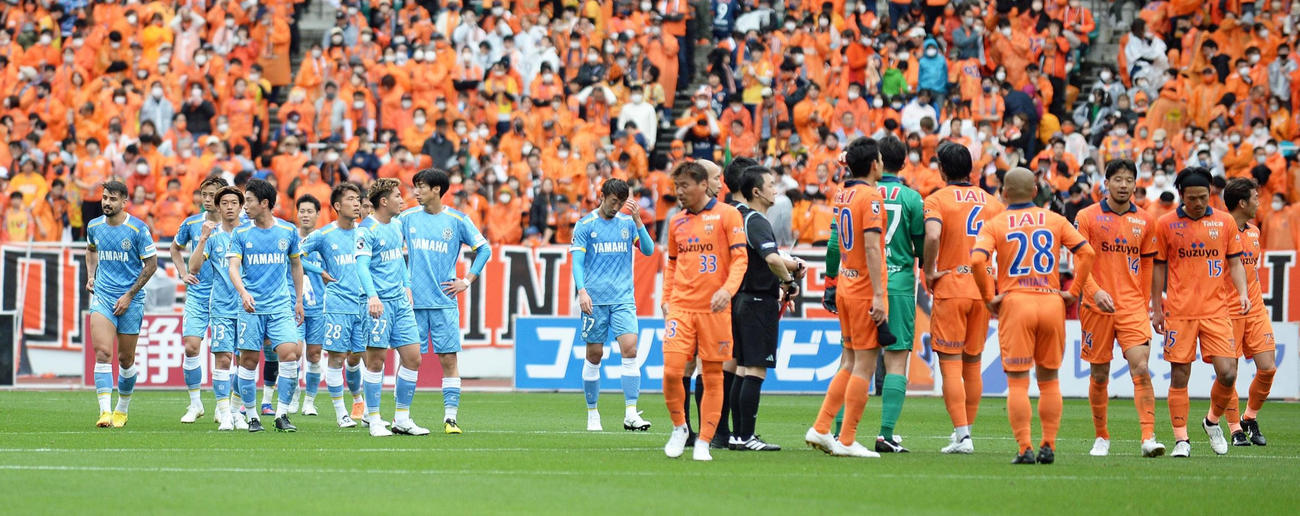 試合後、うつむく両チームの選手たち