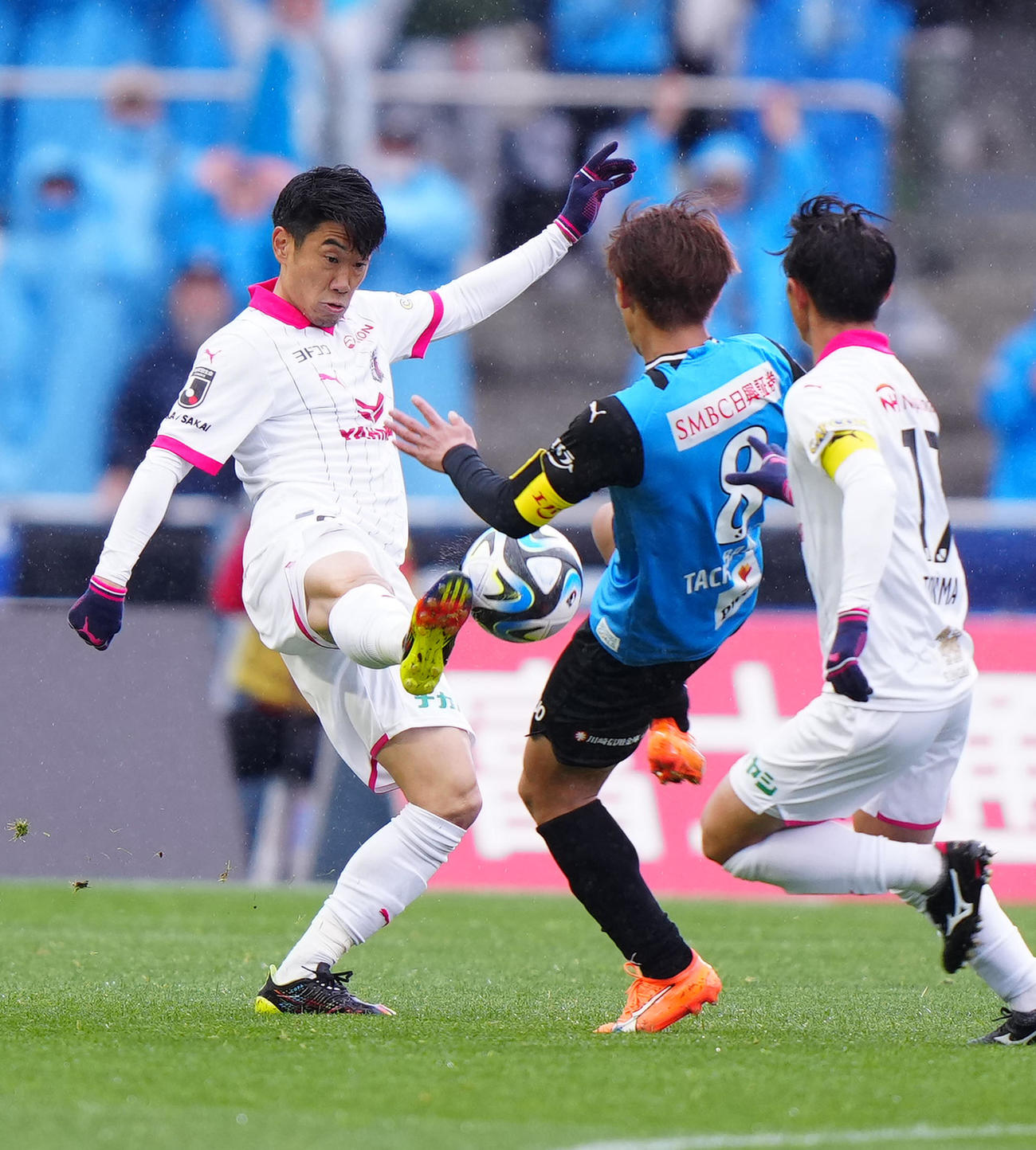川崎F対C大阪　前半、ボールを奪い合うC大阪香川（左）（撮影・江口和貴）