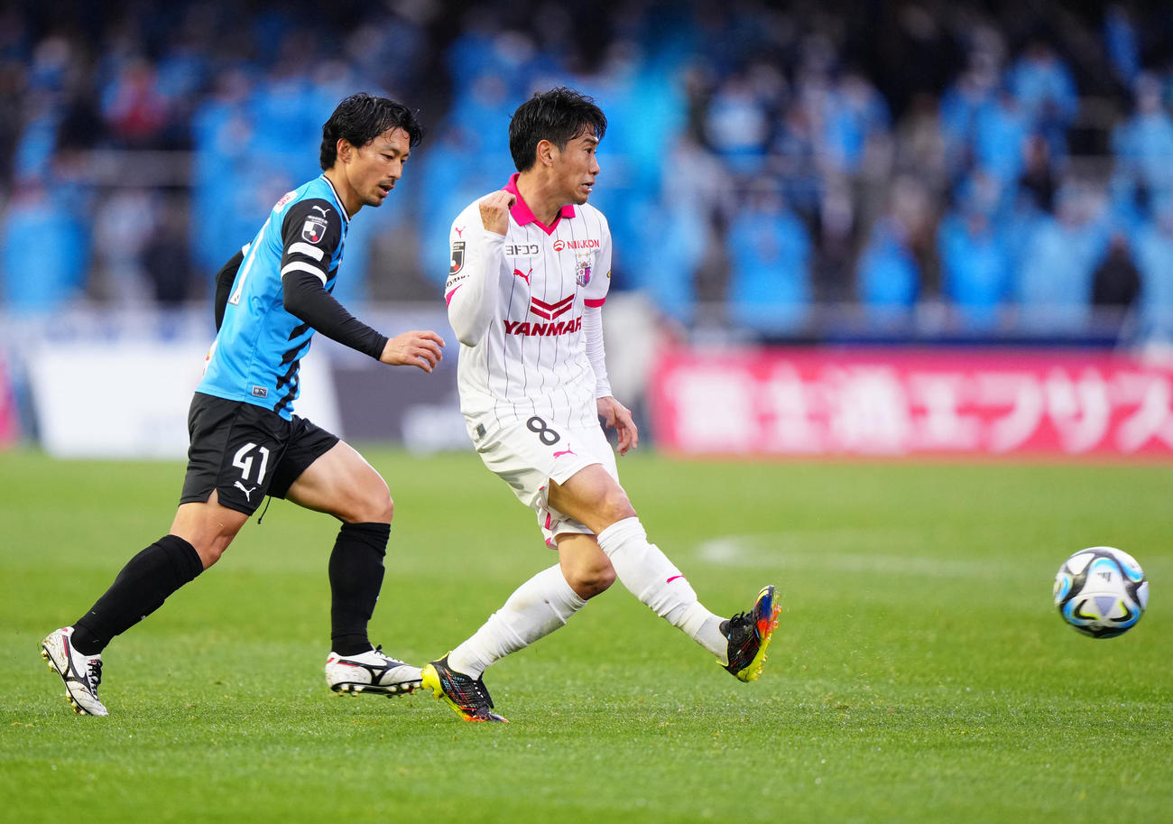 川崎F対C大阪　前半、パスを出すC大阪香川（右）。左は川崎F家長（撮影・江口和貴）