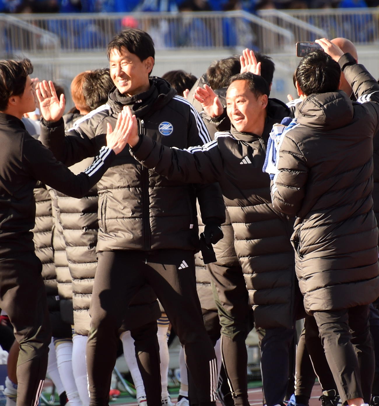 山形対町田　山形に快勝して歓喜する町田・黒田監督（右から2人目）（撮影・山田愛斗）