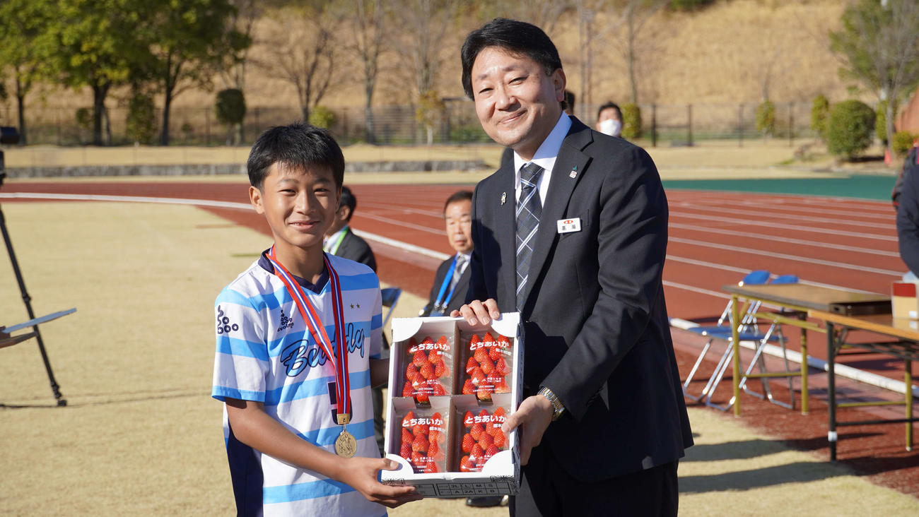 閉会式で副賞を贈るJA全農とちぎ管理部高瀬和幸部長