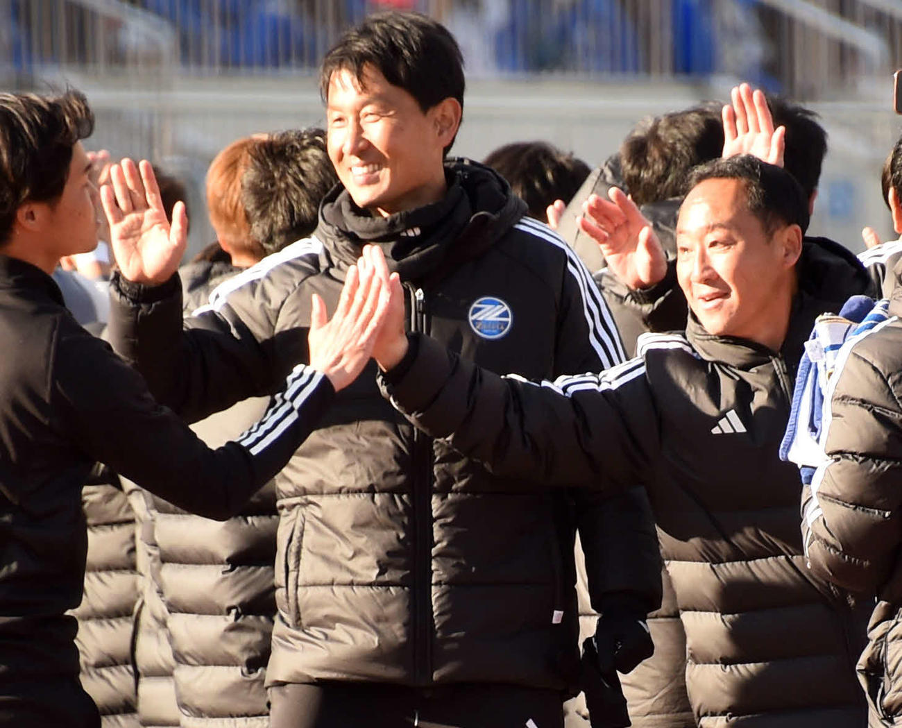 山形対町田　山形に快勝してハイタッチで喜ぶ町田の黒田監督（右）（撮影・山田愛斗）