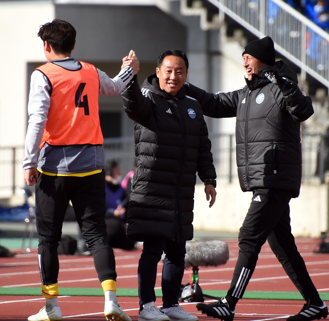 後半、2点目が決まりハイタッチして喜ぶ町田・黒田監督（中央）