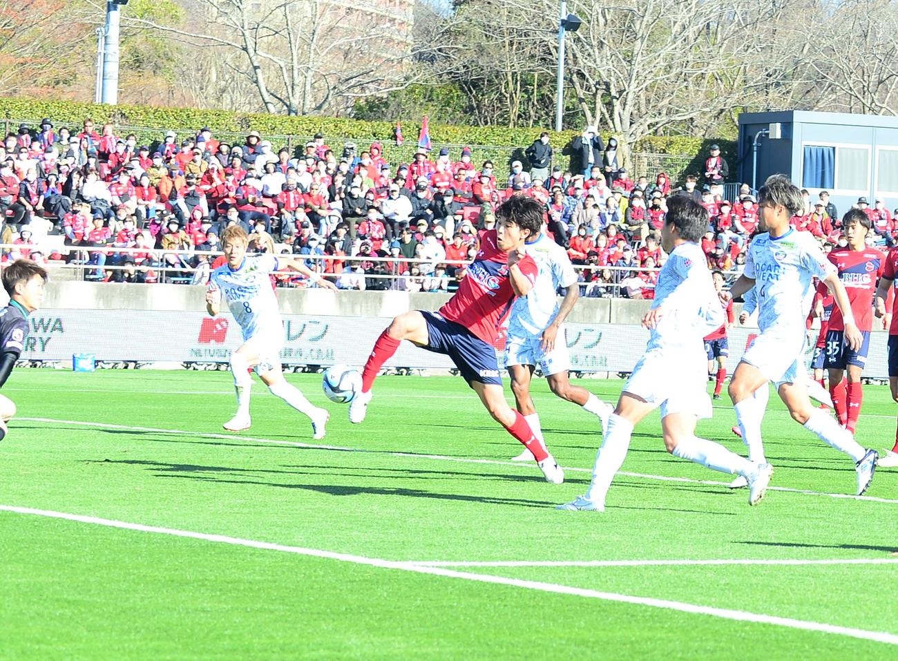 後半26分、右足で決勝ゴールを奪ういわきFW谷村（中央）（撮影・佐藤究）