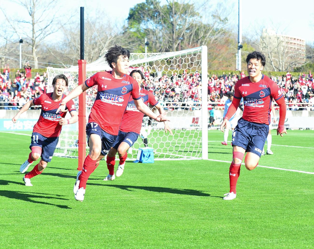 後半26分、決勝ゴールのいわきFW谷村（中央）は、両手を広げ「どうだ」といった表情を見せる（撮影・佐藤究）