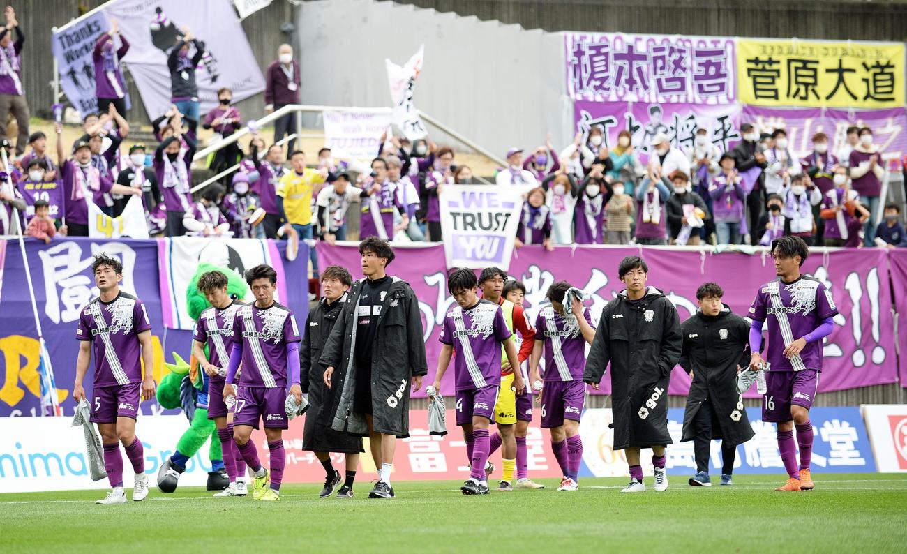 3連敗を喫し、うなだれる藤枝の選手たち