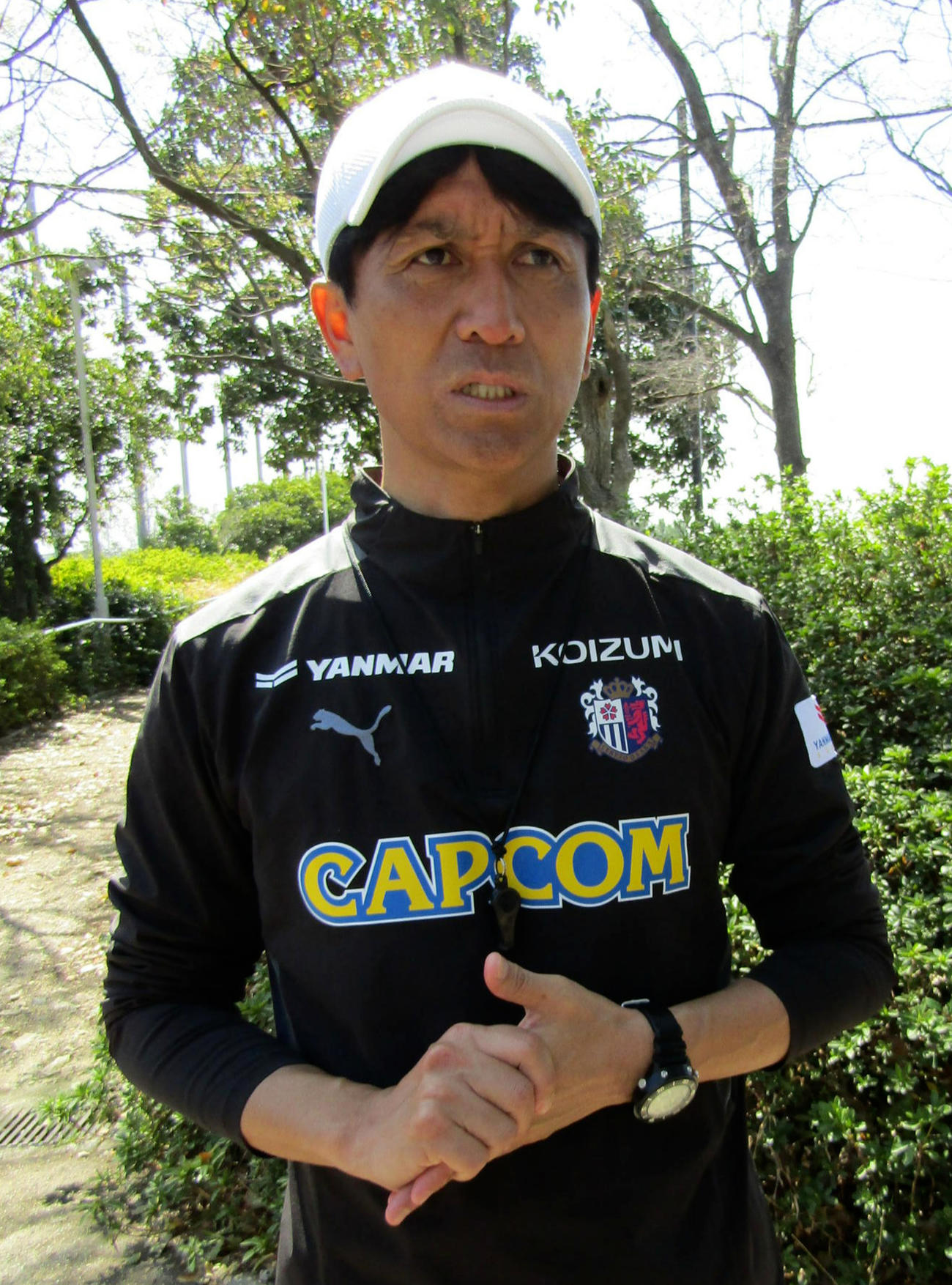 公開練習後に取材に応じるC大阪小菊監督