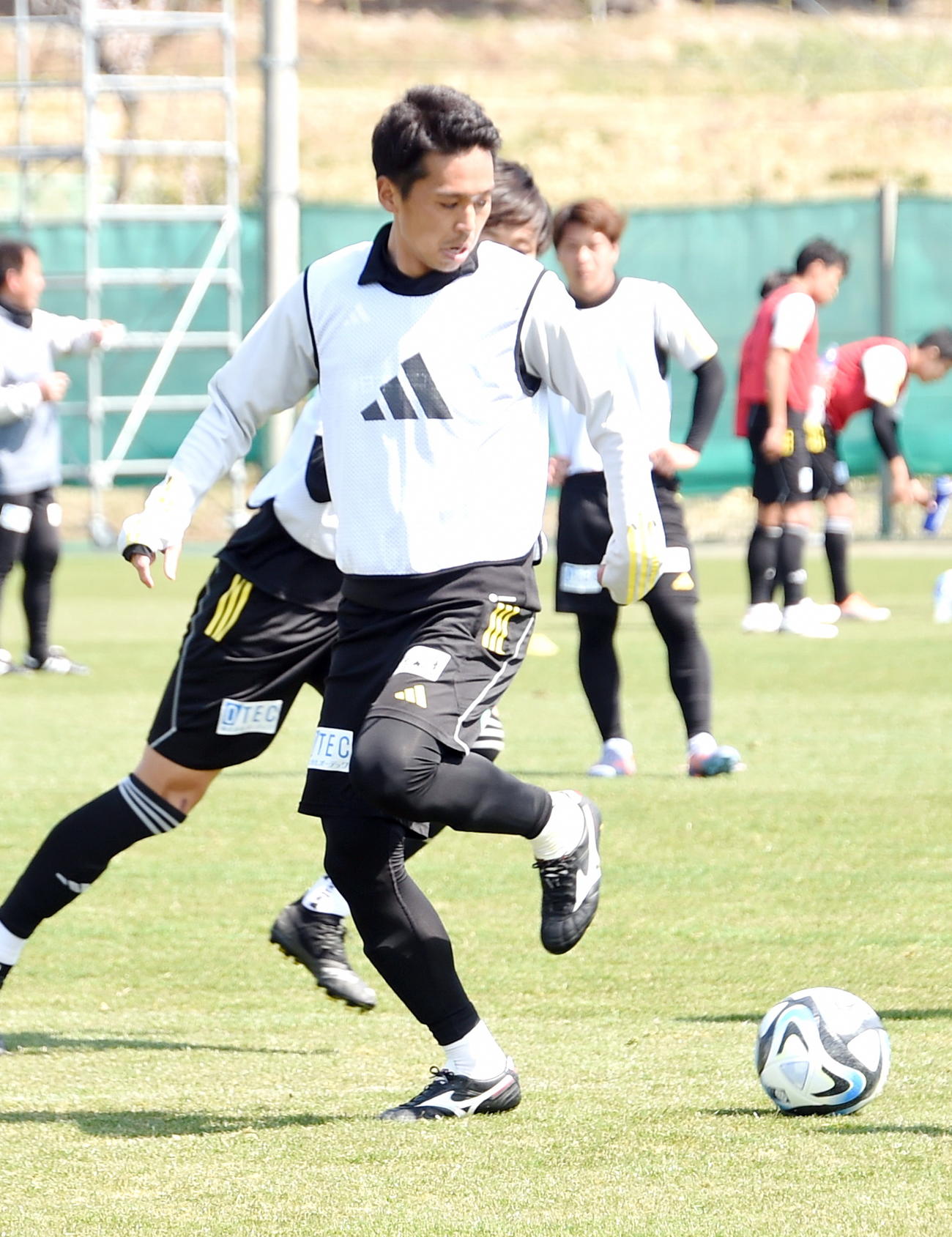 ヒールパスを出す仙台MF松下（撮影・山田愛斗）