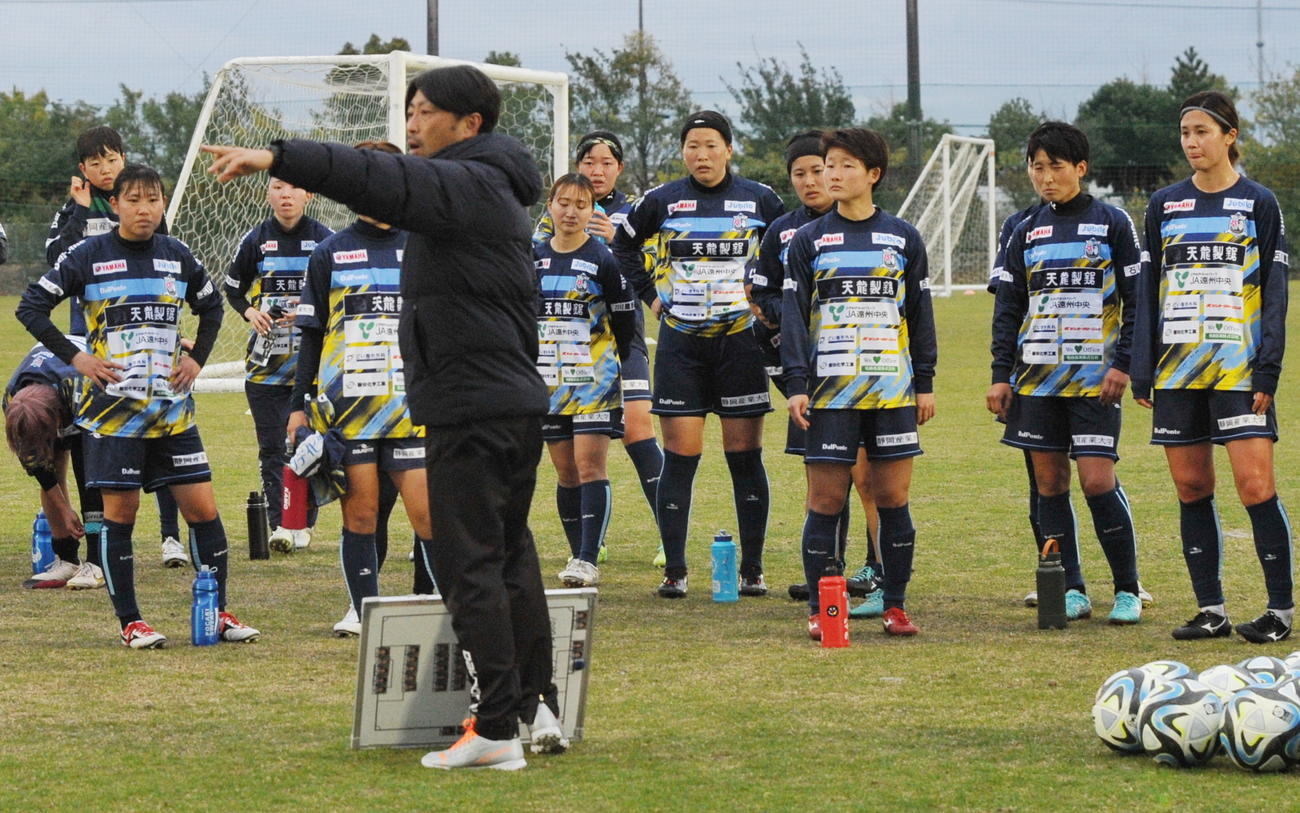 21日、選手に指示する静岡SSUボニータ小川監督（手前）