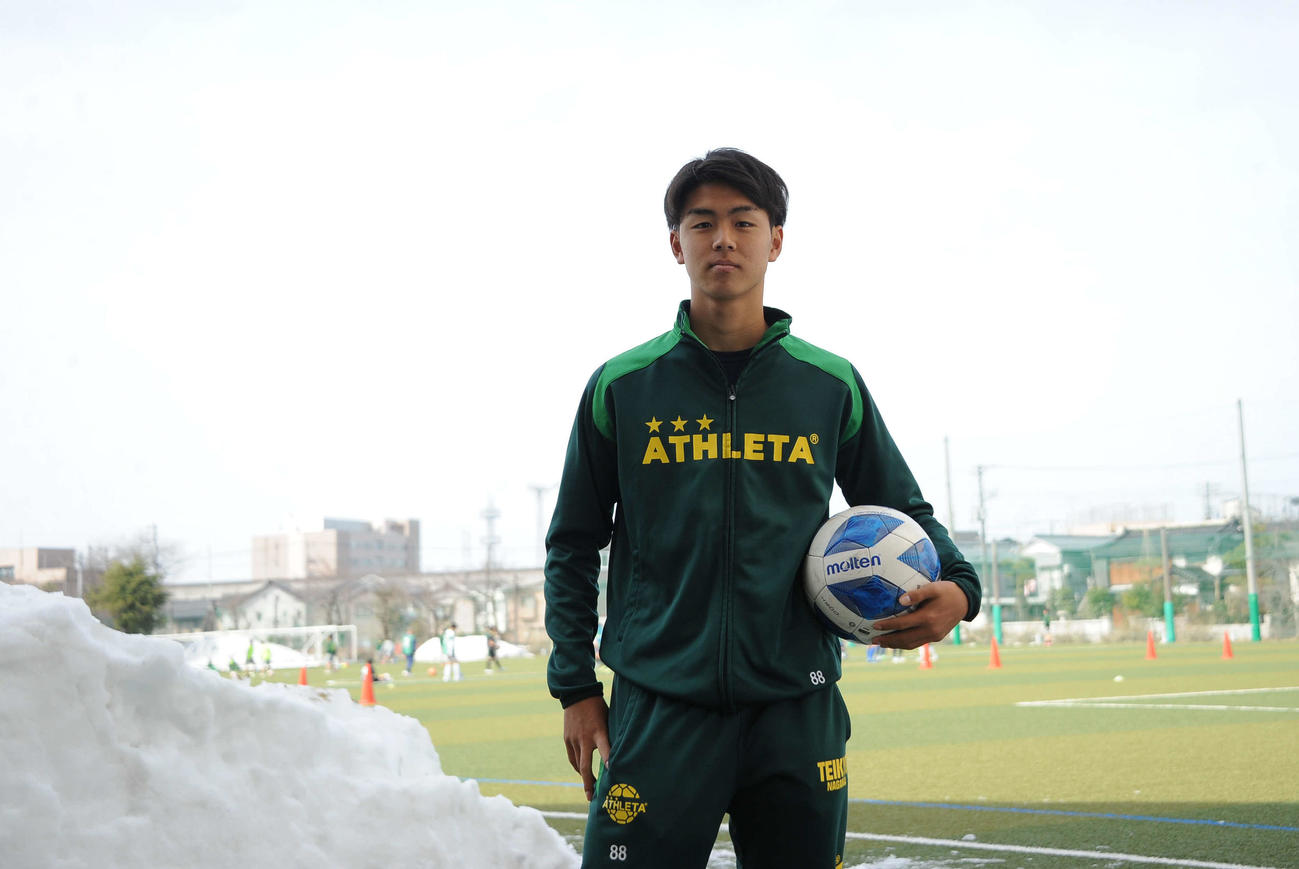 長岡ジュニアユースU－15から6年間、汗を流した帝京長岡高グラウンドを背に撮影に納まる広井（14日撮影）