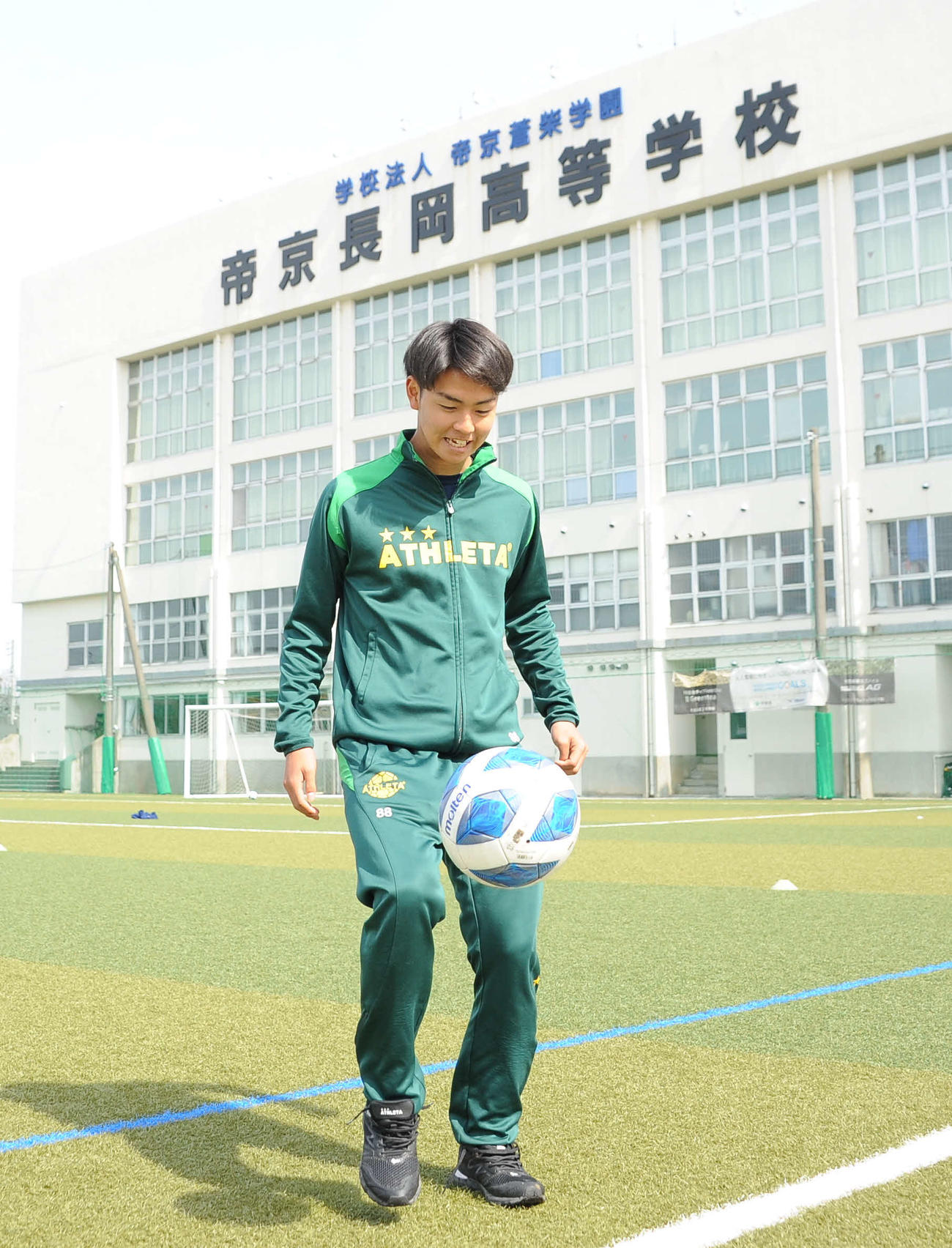 長岡ジュニアユースU－15から6年間、汗を流した帝京長岡高グラウンドでリフティングする広井（14日撮影）