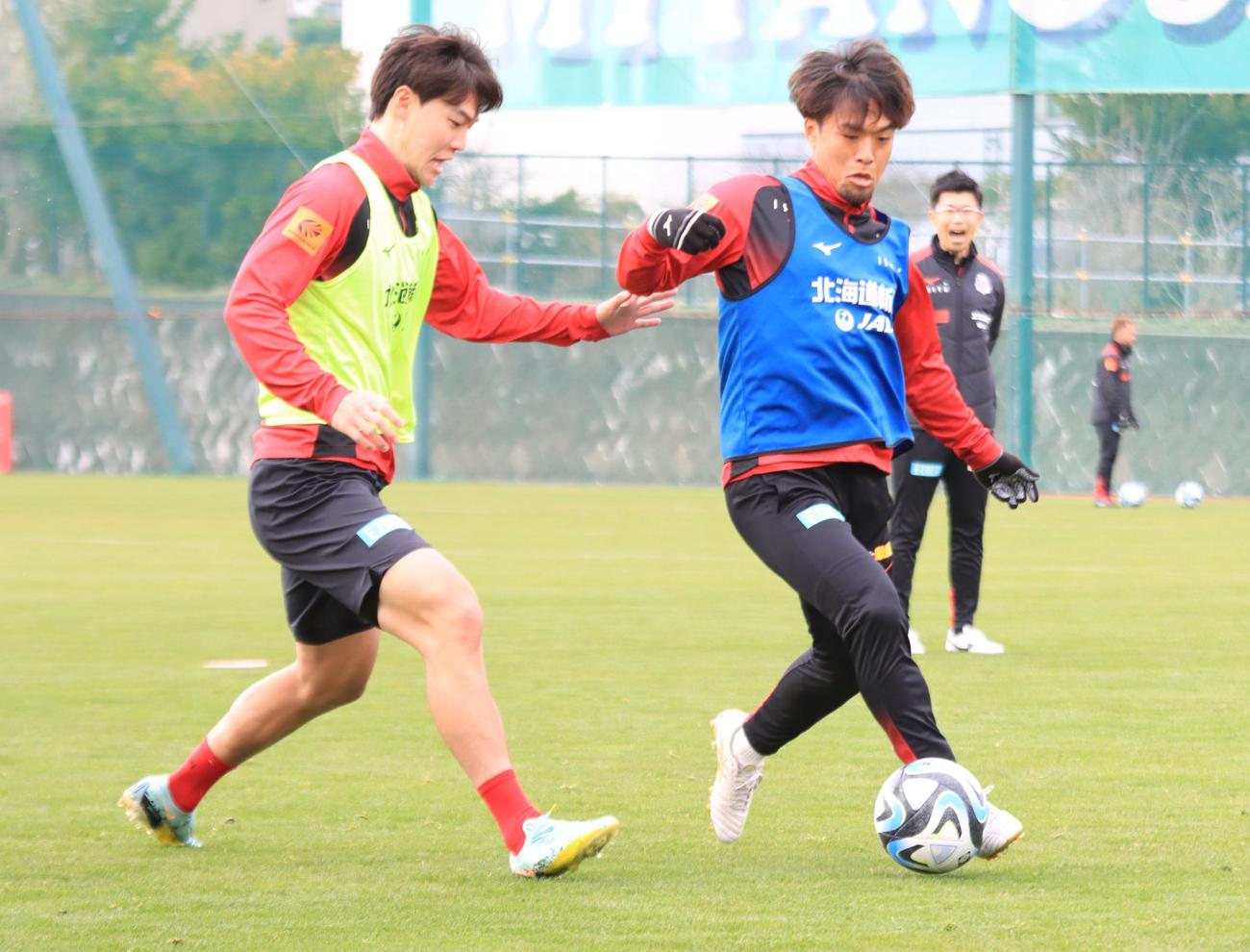 全体練習でフルメニューを消化した札幌駒井（右）。左はキム・ゴンヒ（撮影・保坂果那）