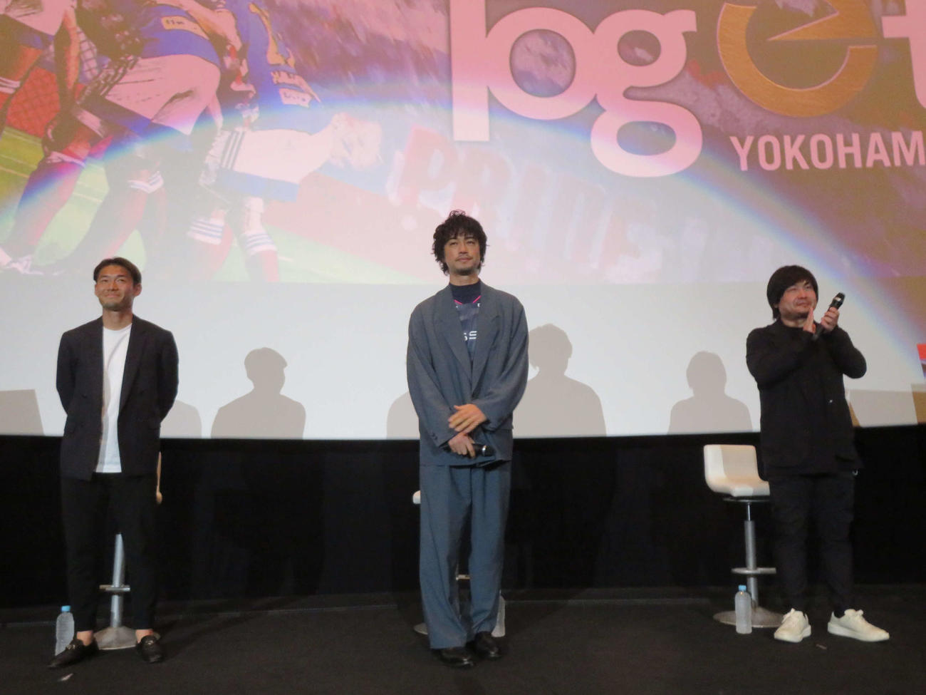 映画「横浜F・マリノス創設30周年記念ドキュメンタリー　Beyond Together」公開記念舞台あいさつに登壇した、左から横浜DF小池龍太、斎藤工、牧有太監督（撮影・村上幸将）