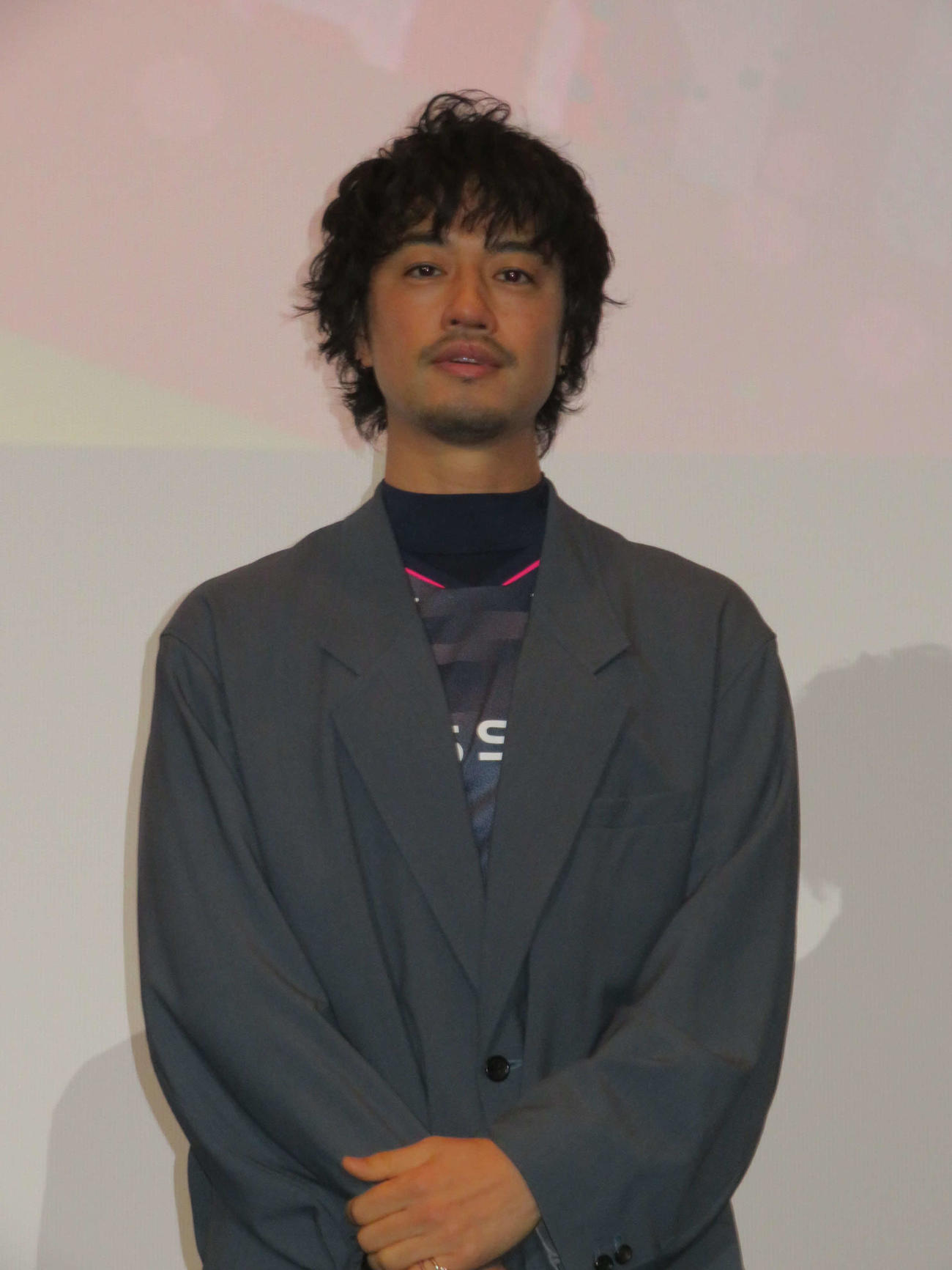 映画「横浜F・マリノス創設30周年記念ドキュメンタリー　Beyond Together」公開記念舞台あいさつに登壇した斎藤工（撮影・村上幸将）
