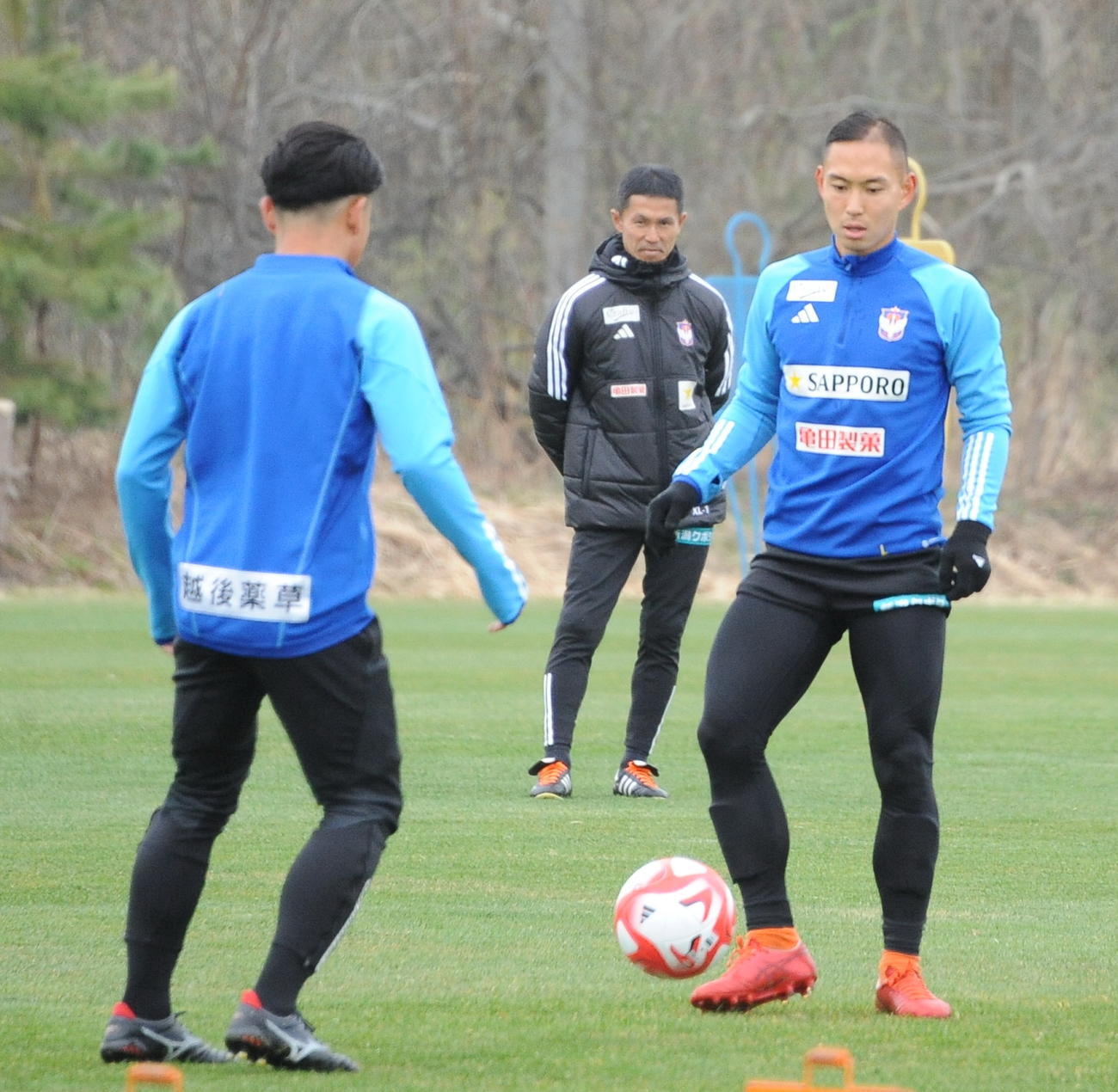 松橋監督が見守る中、ホームでのルヴァンカップ鹿島戦に向けて調整する早川（右）