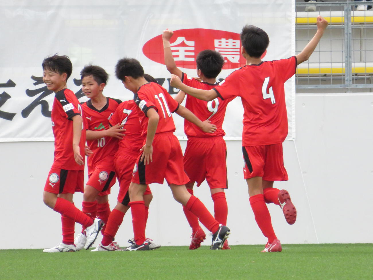 アビスパ福岡との準々決勝で、勝ち越しゴールを決めて喜ぶロアッソ熊本ジュニアの選手たち（撮影・峯岸佑樹）