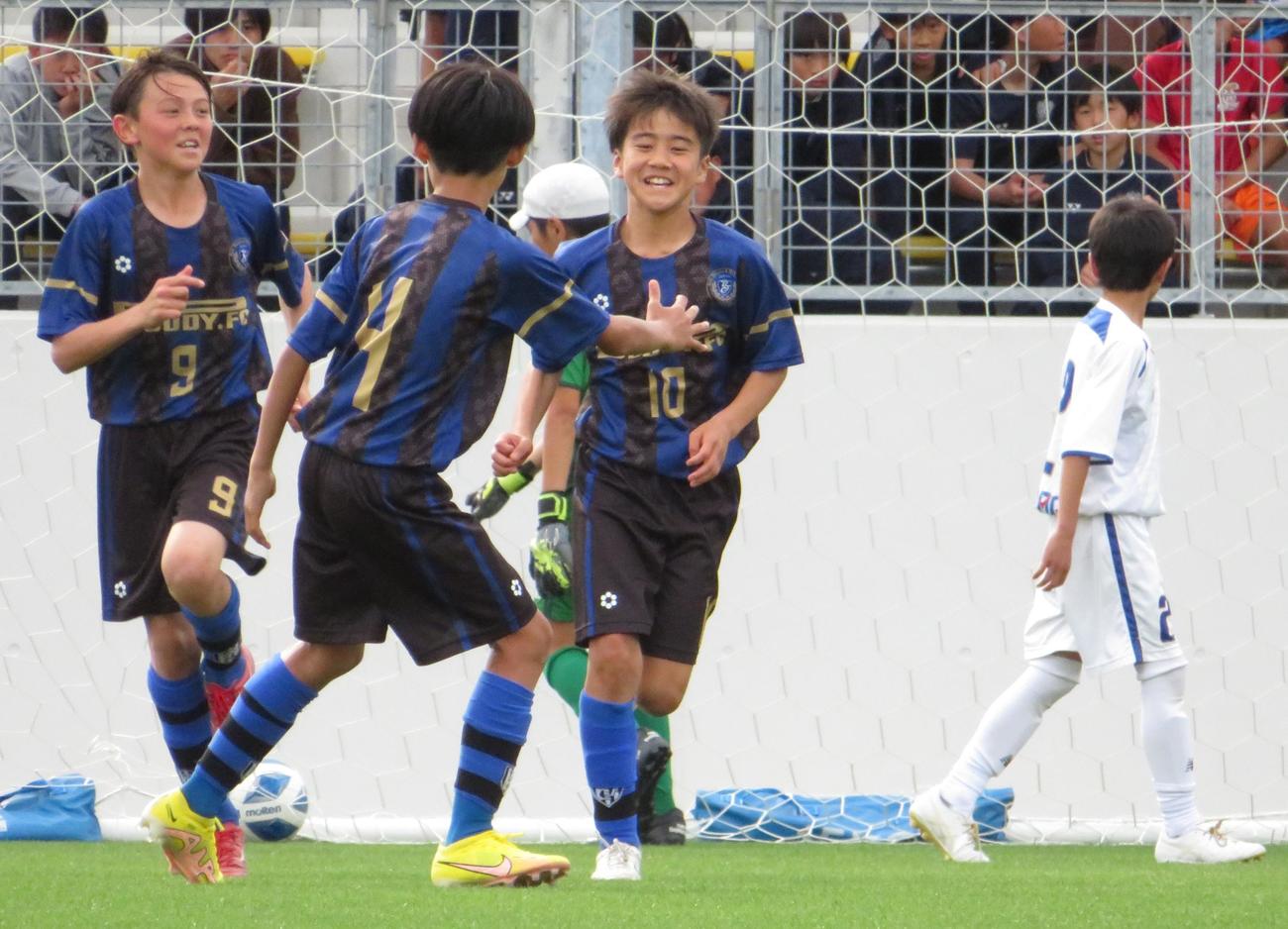 準々決勝で追加点を決めて喜ぶBUDDY.FCの選手たち（撮影・峯岸佑樹）