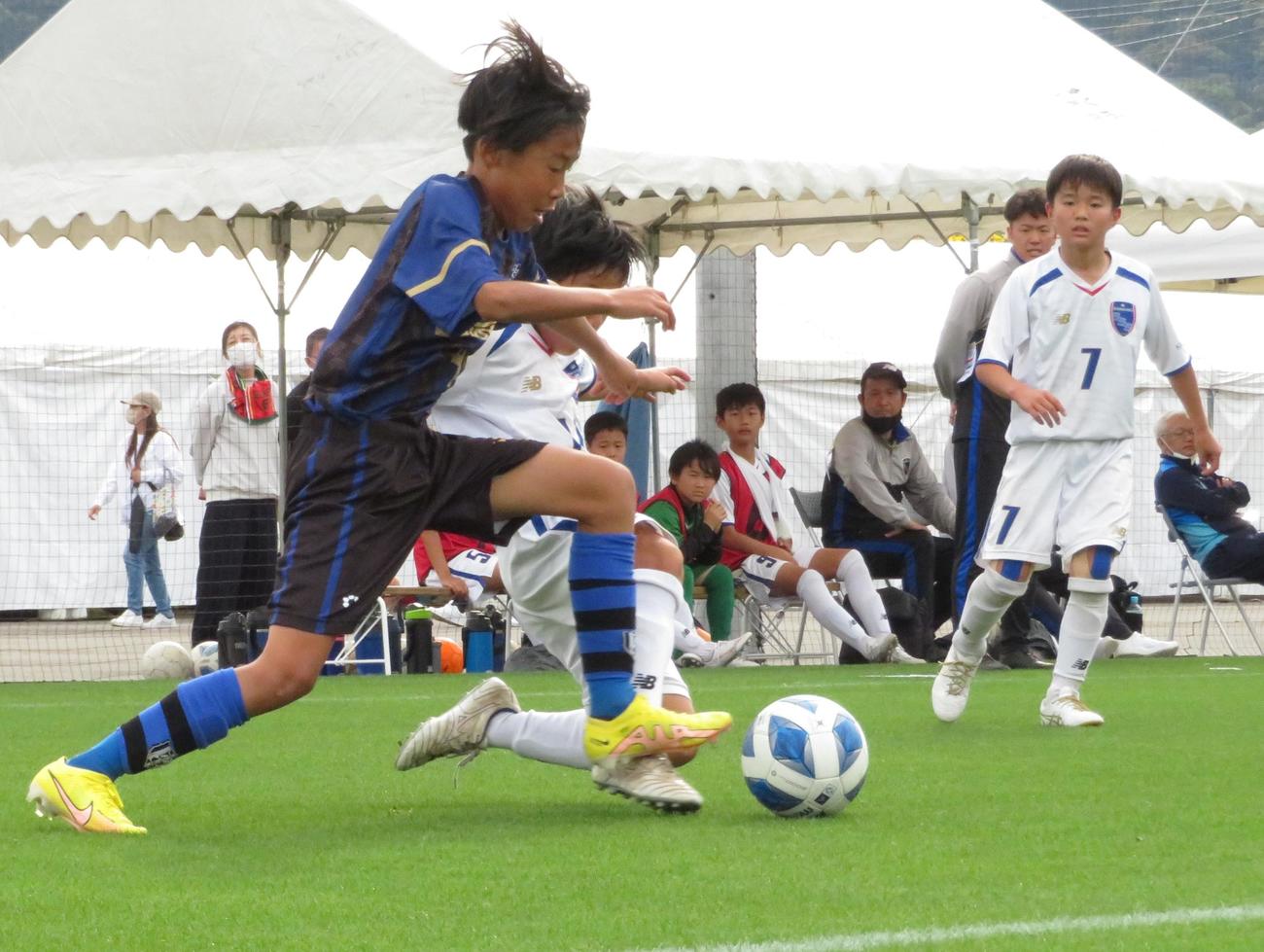 準々決勝でソレッソ鹿児島の選手からボールを奪うBUDDY.FCの選手（左）（撮影・峯岸佑樹）