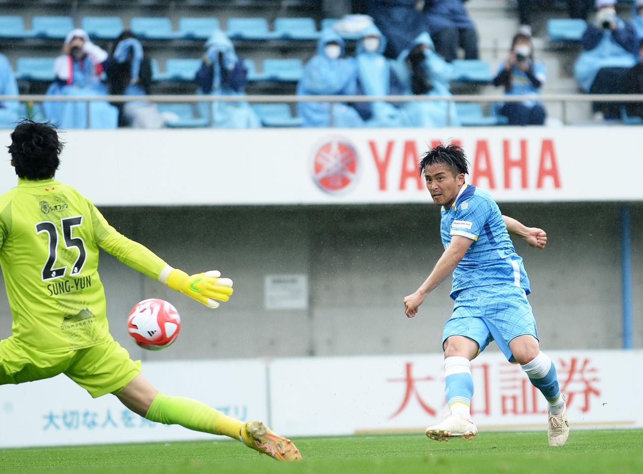 後半、ゴールを決める磐田小川