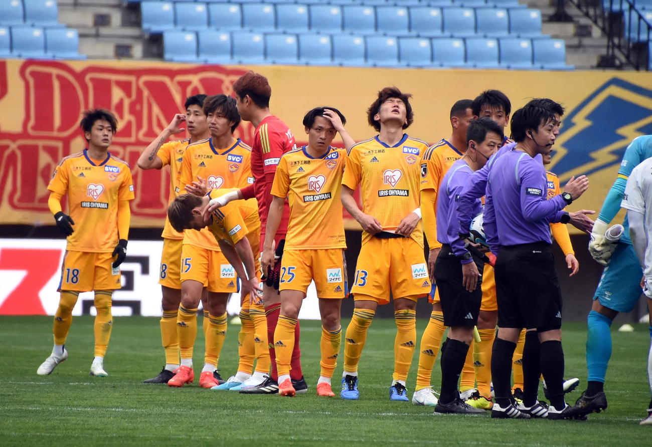 試合に敗れ、無念の表情を浮かべる仙台の選手たち
