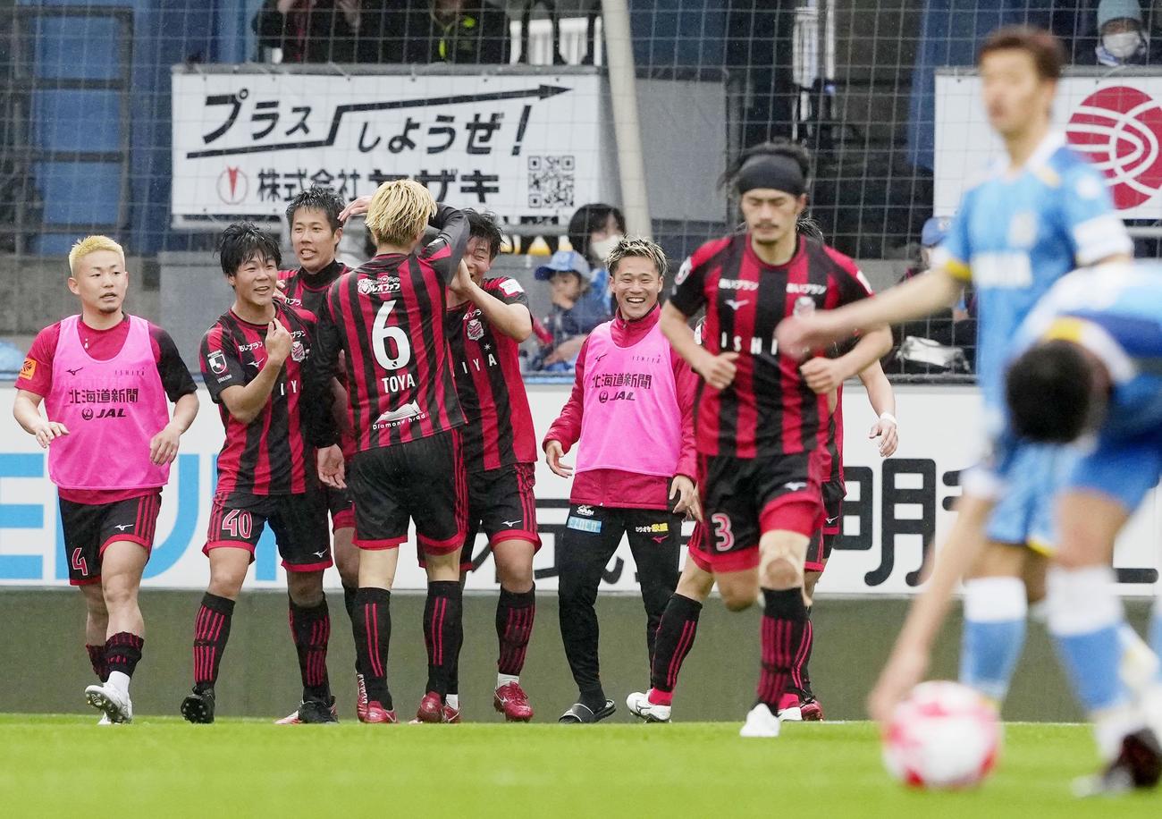 磐田対札幌　試合終了間際、決勝ゴールを決め、喜ぶ出間（左から2人目）ら札幌イレブン（共同）
