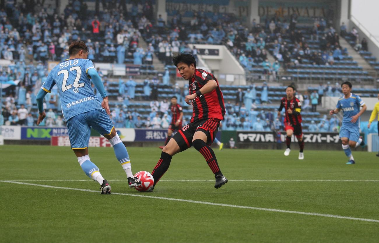 磐田対札幌　札幌の出間（右）はボールを奪う（撮影・中島洋尚）　