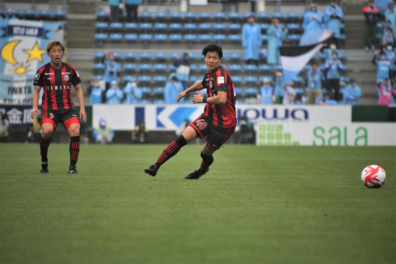 磐田対札幌　札幌の出間（右）は積極的にボールを奪いにいく（撮影・中島洋尚）　