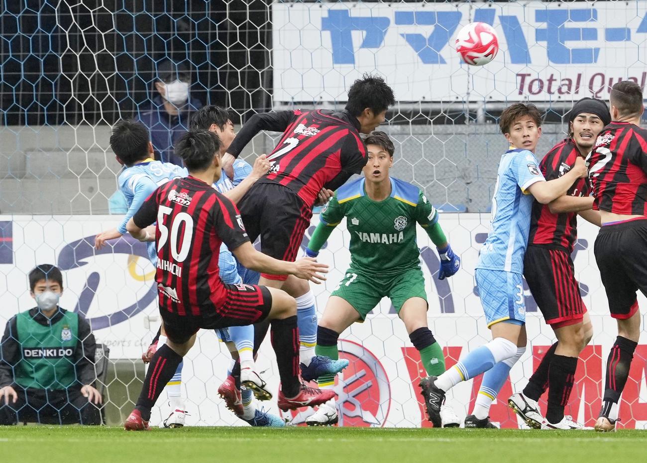 磐田対札幌　後半、先制のヘディングシュートを決める札幌・田中駿（右から5人目）（共同）
