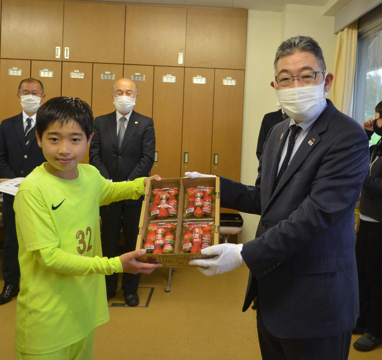 優勝チームに副賞を手渡すJA全農岐阜の藤塚正和副本部長（右）