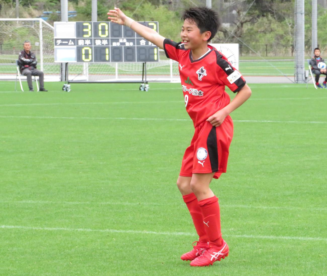 決勝で4得点目を決めて、喜びのダンスを披露するロアッソ熊本ジュニアの馬場勇一郎（撮影・峯岸佑樹）