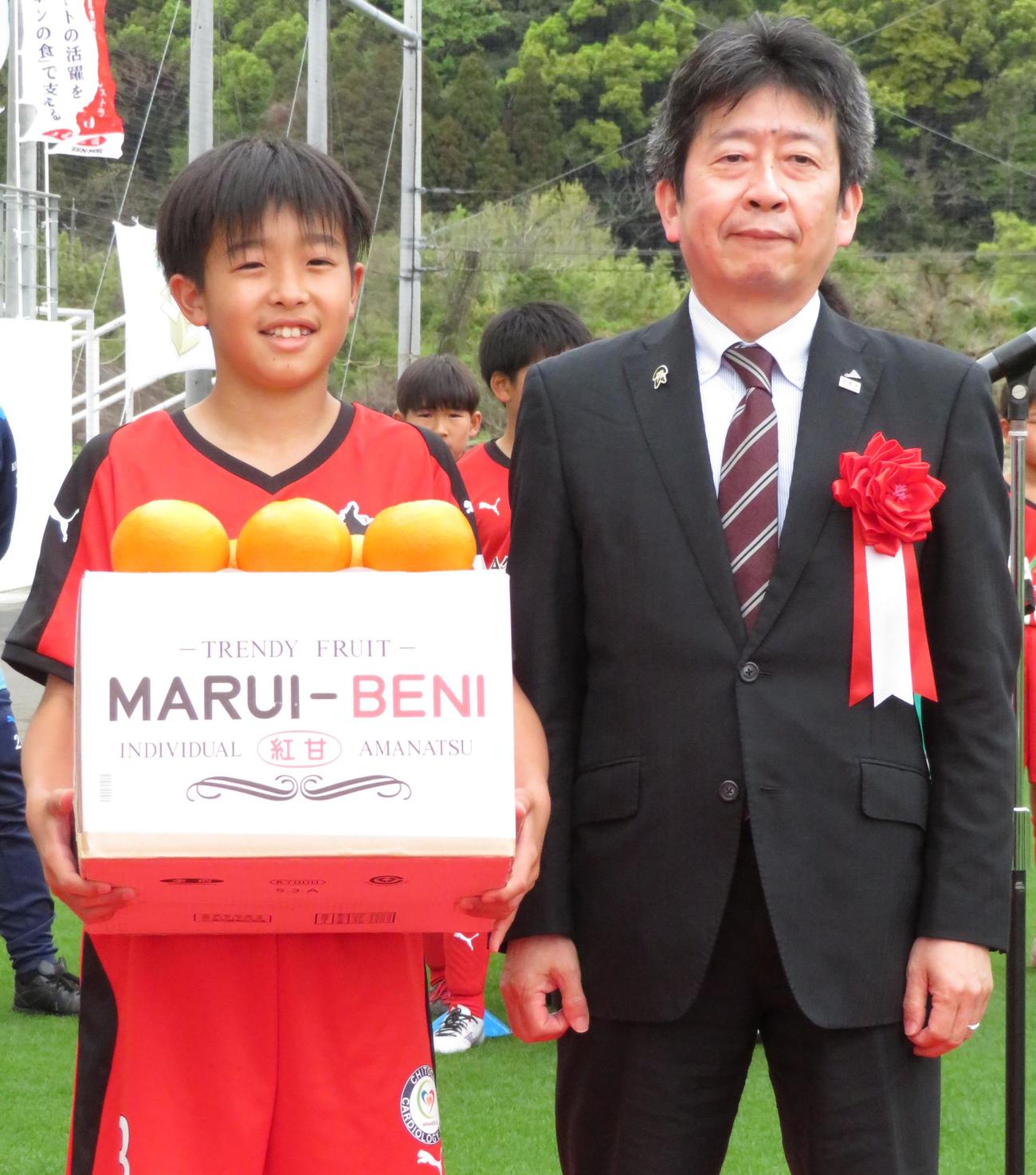 優勝チームに副賞を手渡すJA全農広報・調査部の新妻成一部長（右）