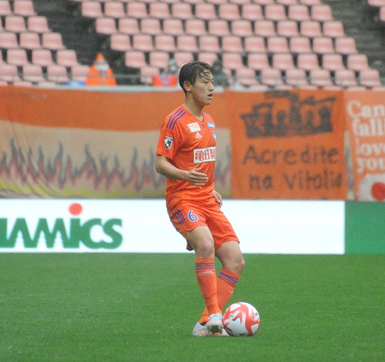 正確なパスでゲームをコントロールする秋山