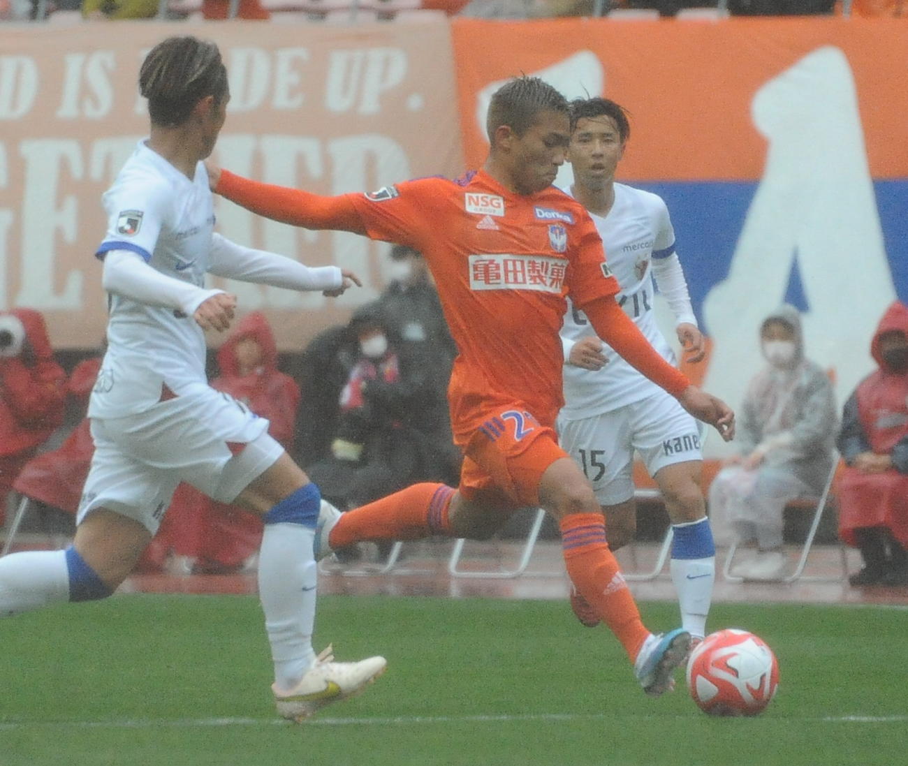 前半、鹿島守備陣をかいくぐって左足シュートを放つシマブク（中央）