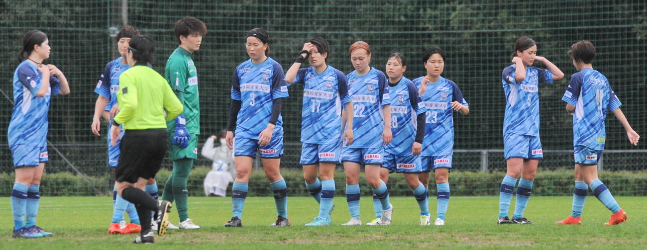 試合後に整列する静岡SSUボニータの選手たち