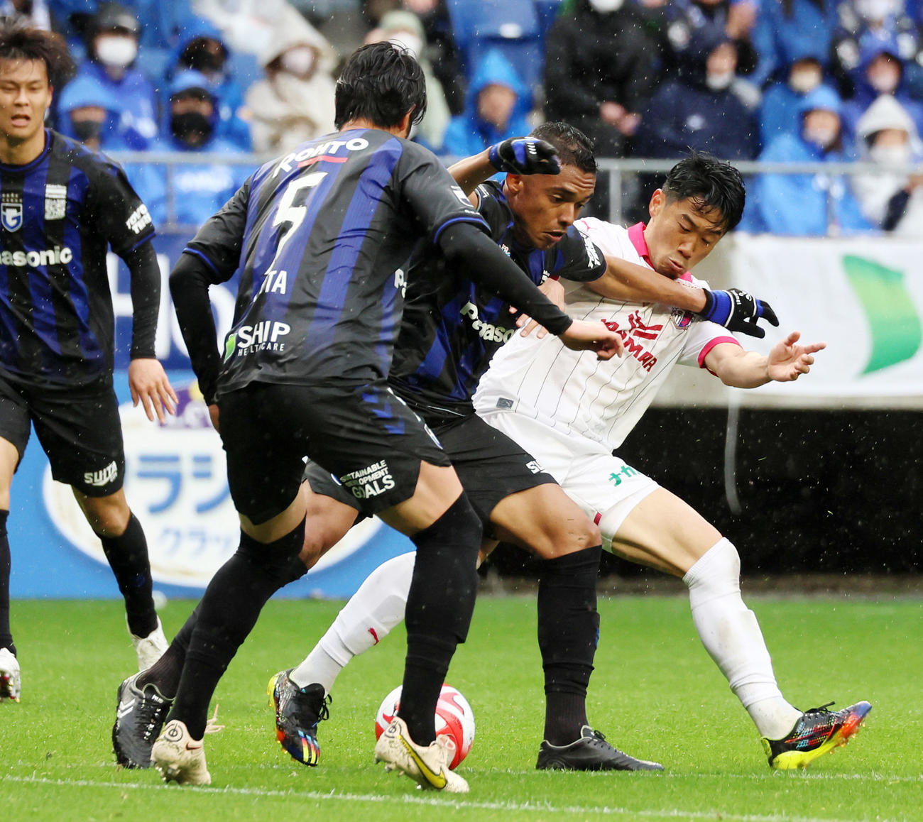 G大阪対C大阪　前半、ゴール前で相手選手とボールを奪いあうC大阪香川（撮影・加藤哉）