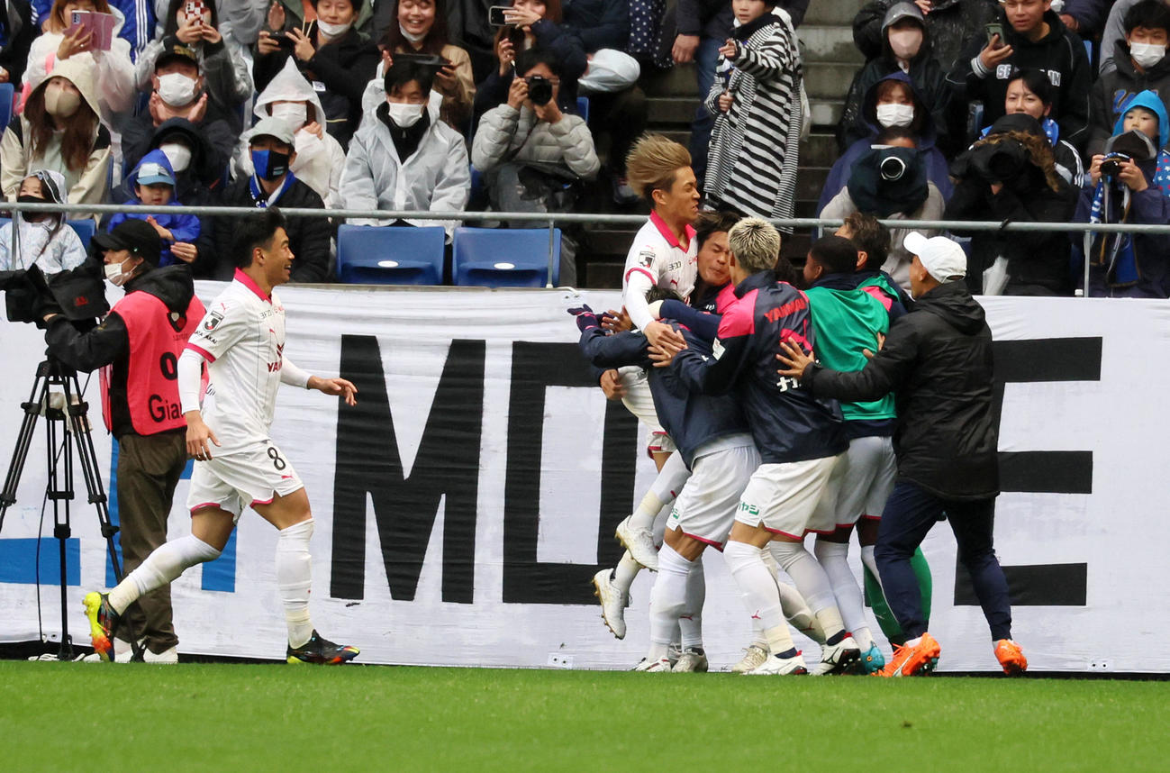 G大阪対C大阪　後半、C大阪毎熊はゴールを決め待ち受けるイレブンとジャンプして抱擁。左は香川（撮影・加藤哉）