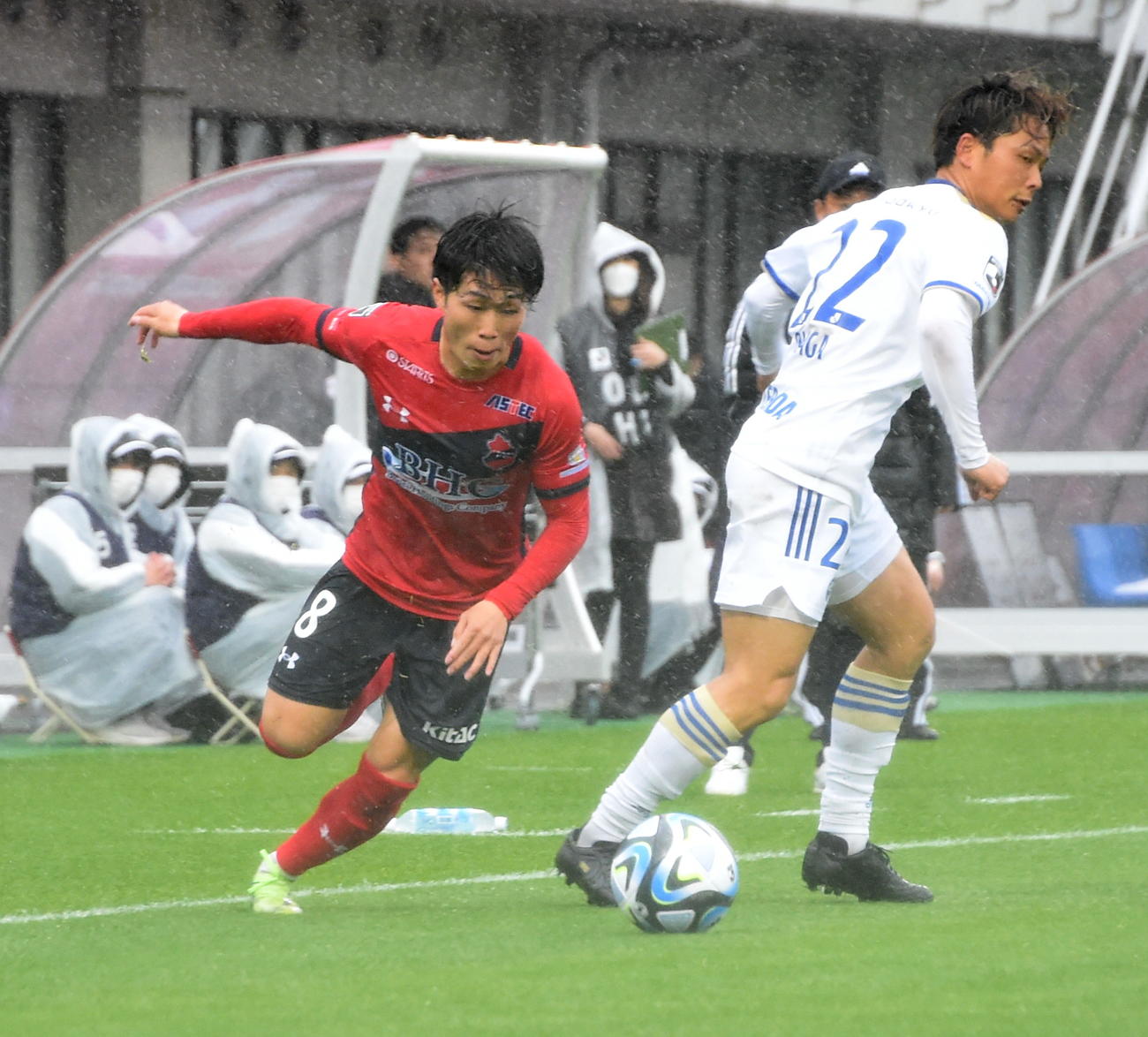 前半、ドリブル突破するいわきDF嵯峨（左）