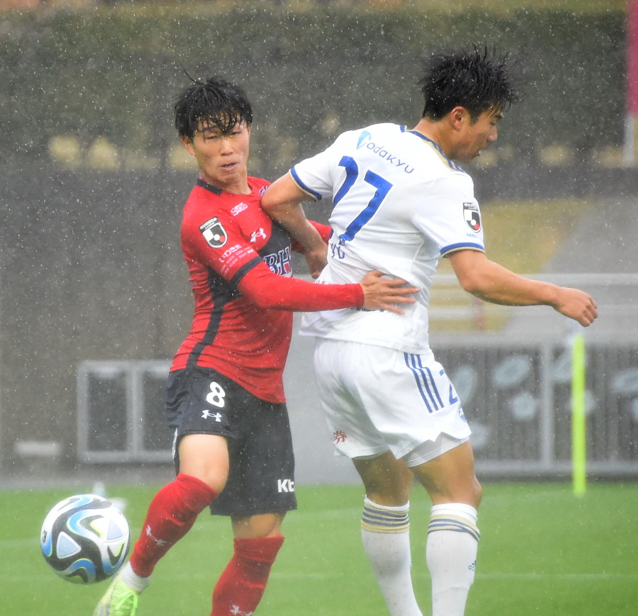いわき対町田　前半、相手と競り合ういわきDF嵯峨（左）（撮影・山田愛斗）